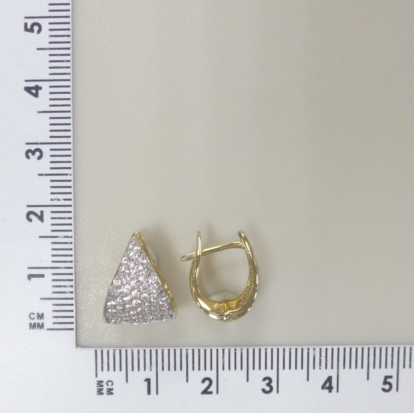 Золотые серьги 585 пробы; желтое золото; родий; вставки 88 Фианит бесцв.;